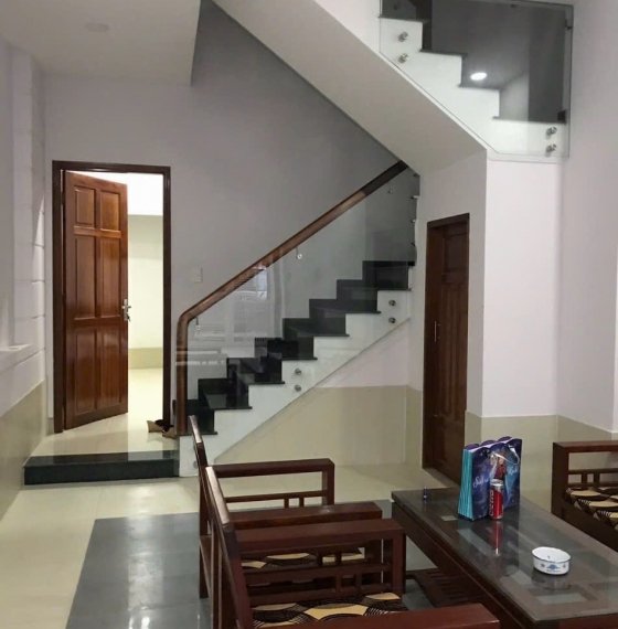 Bán nhà 1 trệt 4 lầu ngay trung tâm thành phố biển Vũng Tàu, cách bãi dau 300m hem3xe hơi. 