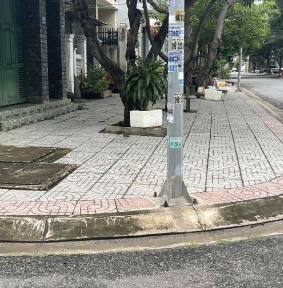 Bán căn nhà 1 trệt 2 lầu cùng căn nhà cấp 4 2 mặt tiền hẻm Lê Quang Định 