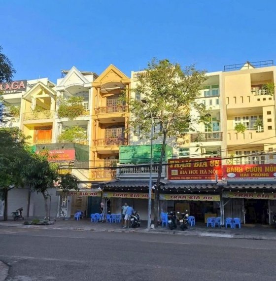 Bán nhà 1 trệt 3 lầu mặt tiền Trương Công Định, khu buôn bán kinh doanh sầm  uất, gần biển. 