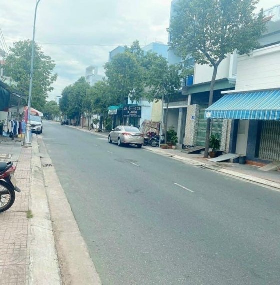 Chủ đang cần bán lô đất mặt tiền đường Bến Nôm mà giá như trong hẻm thôi ạ.