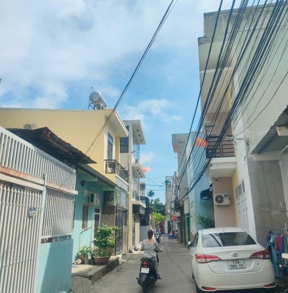 Bán nhà 1 trệt 1 lầu Hẻm 105 Lê Lợi.